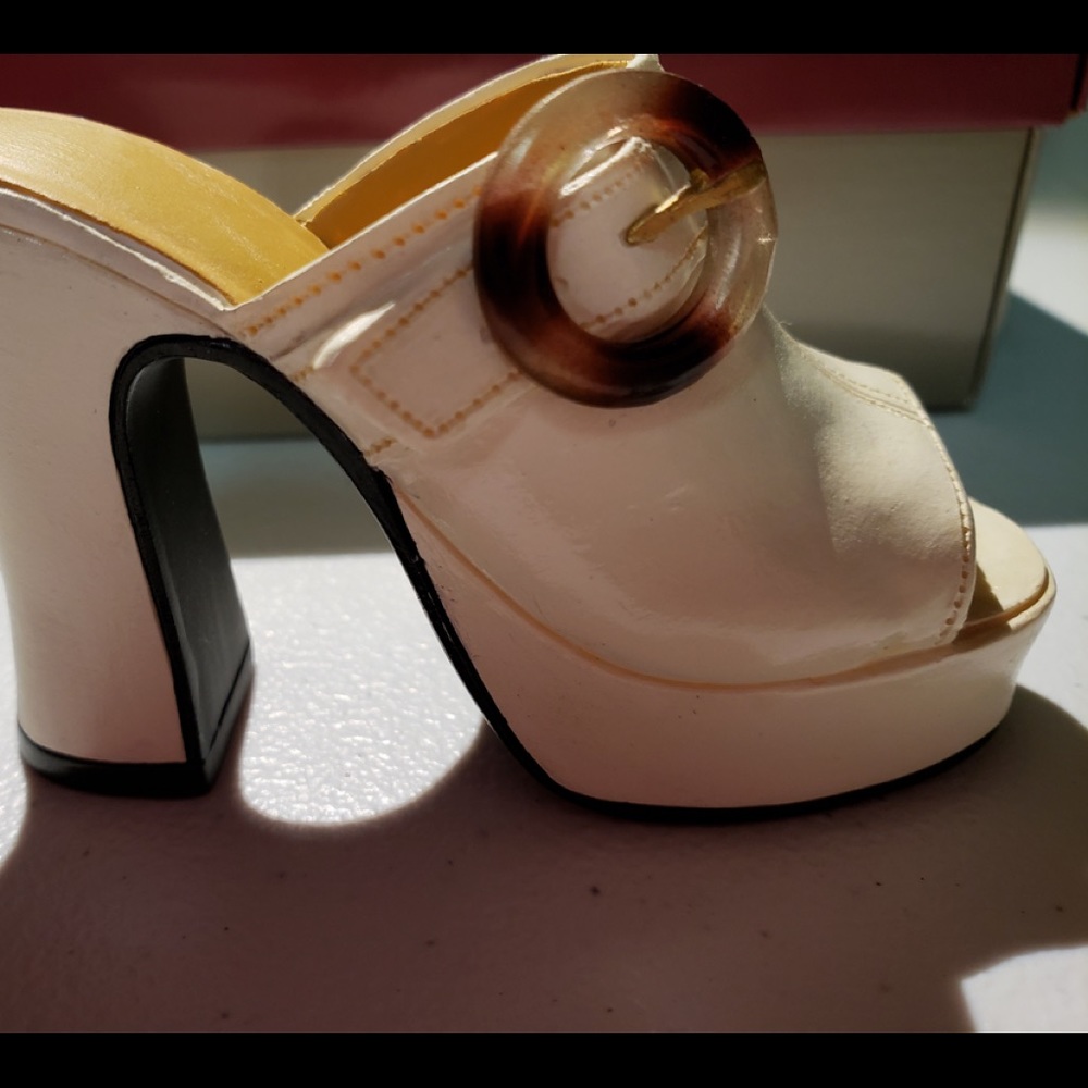 NIB Just the Right Shoe “Struttin” collectible